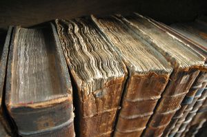 800px-Old_book_bindings