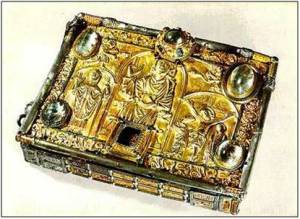 Entre les deux, un livre "maudit" qui n'a presque rien à envier au Necronomicon de Lovecraft !