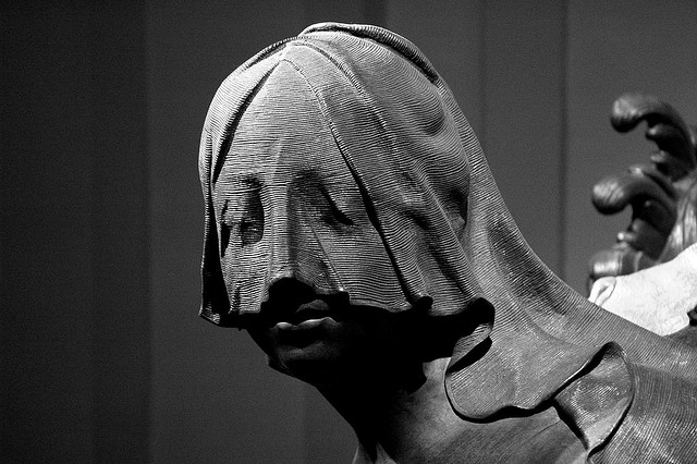 Mourning. CC-BY-. Par tauntingpanda. Source : Flickr