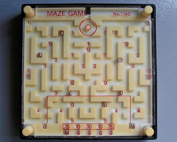PAs facile de sortir du labyrinthe des contraintes pesant sur la France. (Maze game. Par Jovike. CC-BY-NC. Source : Flickr)