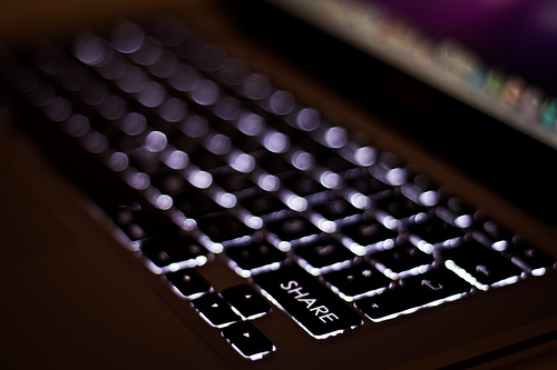 Sharinf is caring. Par Niklas Wikström. CC-BY-NC. Source : Flickr