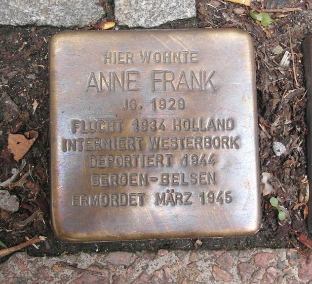 800px-AnneFrankStolpersteinAachen_8221